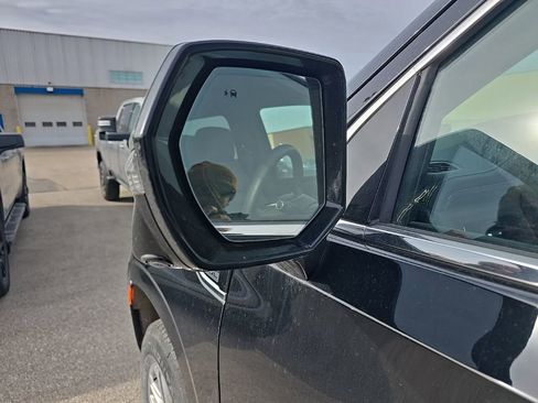 Used 2024 GMC Yukon SLT w/ SLT Luxury Package image 8