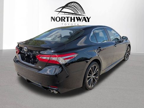 Used 2018 Toyota Camry SE w/ Convenience Package FWD image 3