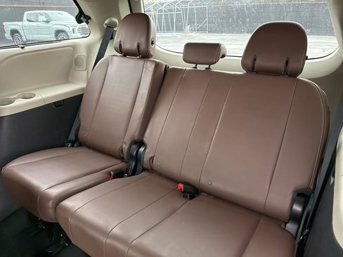 Used 2017 Toyota Sienna Limited image 35