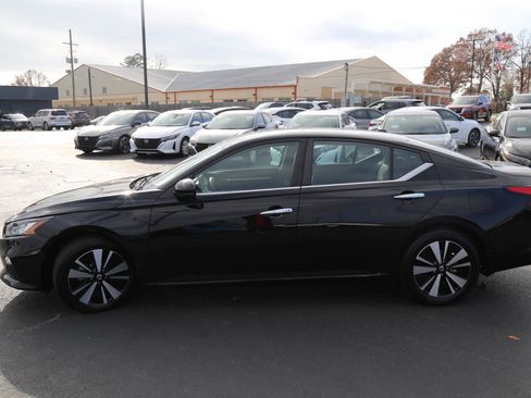 Used 2021 Nissan Altima 2.5 SV w/ SV Premium Package image 2