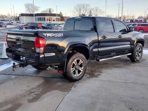 Used 2017 Toyota Tacoma TRD Sport image 6