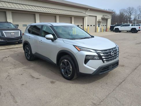 Used 2025 Nissan Rogue SV image 2