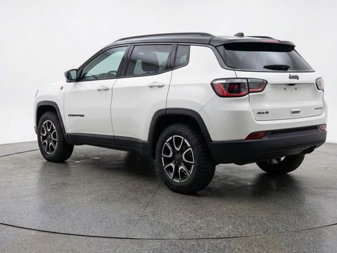 Used 2025 Jeep Compass Trailhawk image 6