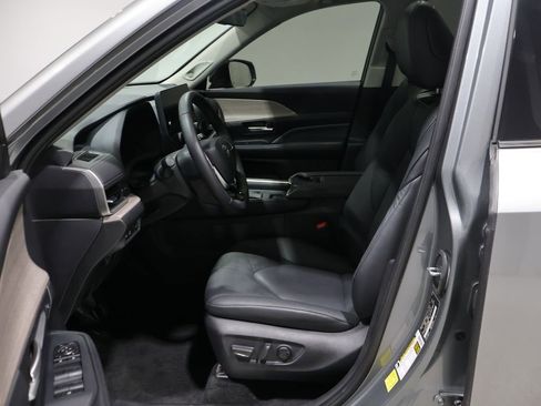 Certified 2025 Toyota Grand Highlander FWD image 11