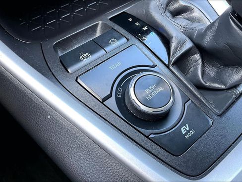 Used 2024 Toyota RAV4 LE AWD/4WD image 33