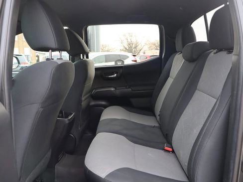 Used 2022 Toyota Tacoma TRD Off-Road image 6