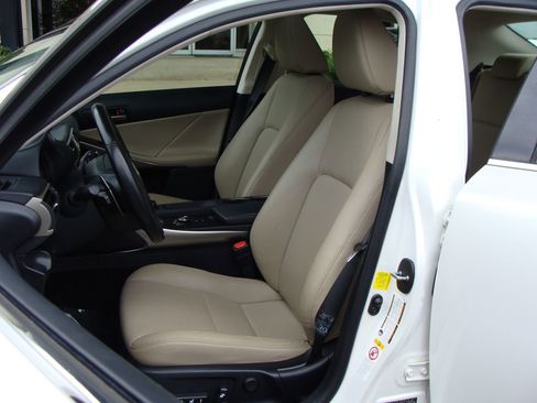 Used 2017 Lexus IS 300 AWD image 7