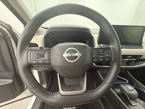 Used 2025 Nissan Rogue SL w/ Tech Package image 16