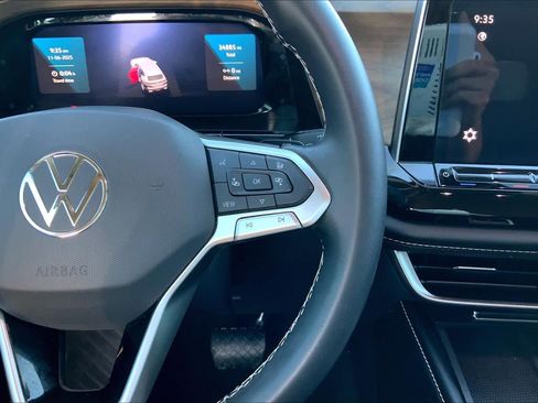 Certified 2024 Volkswagen Atlas SE image 43