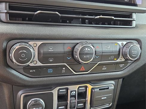 Used 2024 Jeep Wrangler Unlimited AWD/4WD image 15