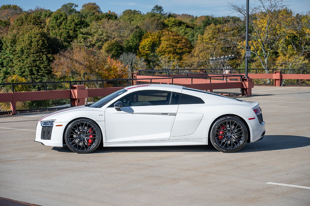 Used 2018 Audi R8 V10 w/ Premium Package RWD image 3