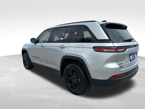 Used 2025 Jeep Grand Cherokee Altitude image 4