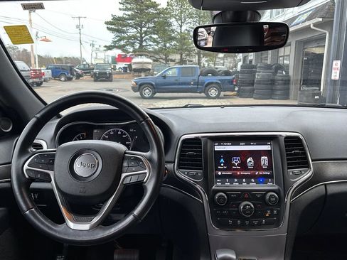 Used 2018 Jeep Grand Cherokee Limited image 16