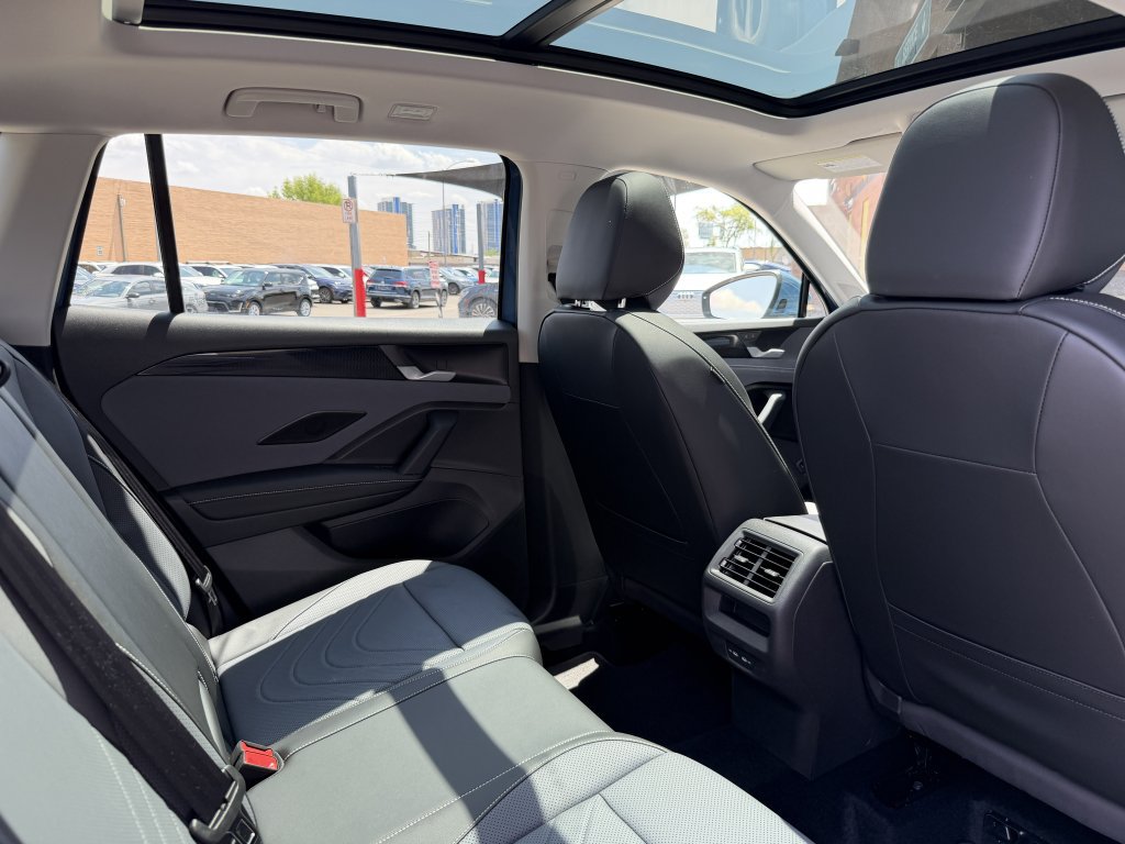 Used 2025 Volkswagen Tiguan SE AWD/4WD image 36