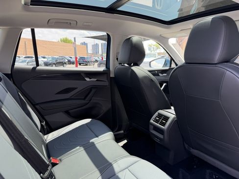 Used 2025 Volkswagen Tiguan SE AWD/4WD image 36