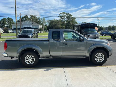 Used 2017 Nissan Frontier SV w/ SV Value Truck Package AWD/4WD image 4
