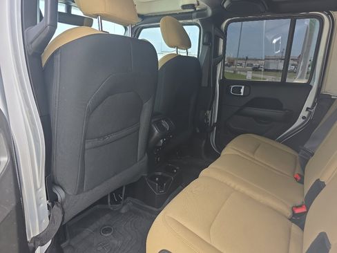 Used 2022 Jeep Wrangler Unlimited Sahara AWD/4WD image 15