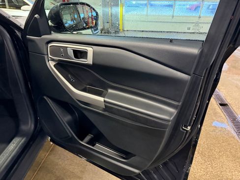 Used 2023 Ford Explorer XLT image 32