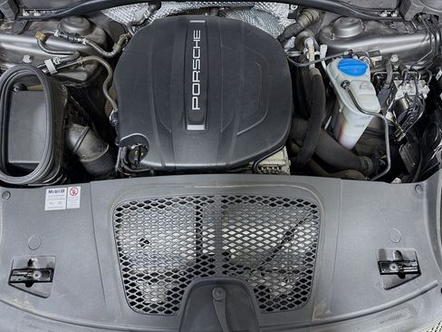 Certified 2018 Porsche Macan image 27