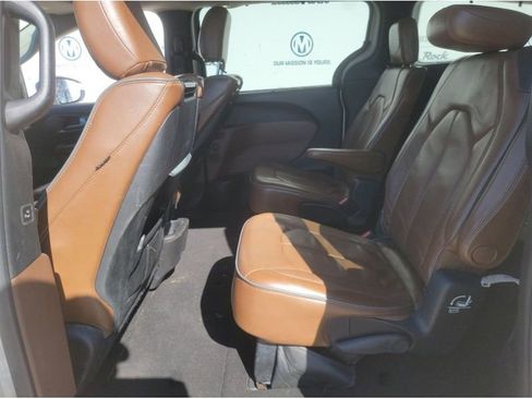 Used 2017 Chrysler Pacifica Limited w/ UConnect Theater Package image 12