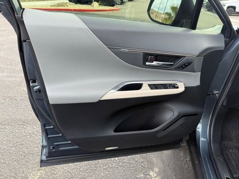 Used 2021 Toyota Venza XLE w/ Softex Package image 19