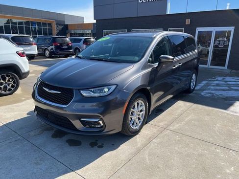 Certified 2023 Chrysler Pacifica Touring-L image 3