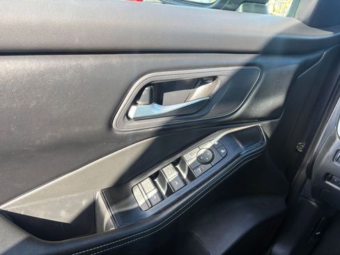 Used 2025 Nissan Rogue SV FWD image 18