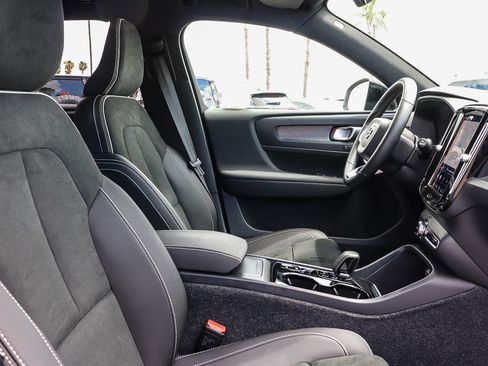Used 2023 Volvo XC40 B5 Ultimate AWD/4WD image 25