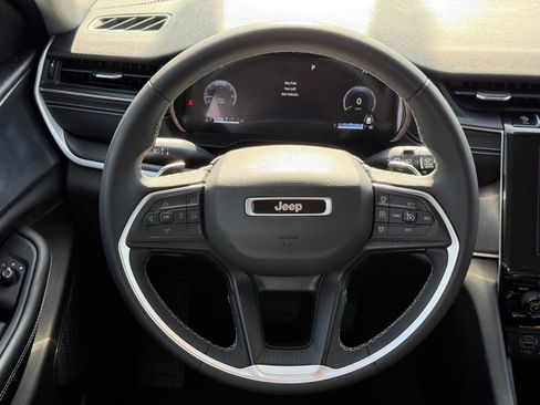 Used 2023 Jeep Grand Cherokee L Laredo image 15