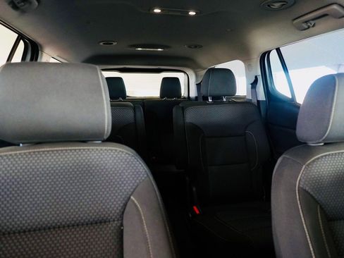 Used 2023 GMC Acadia SLE image 4