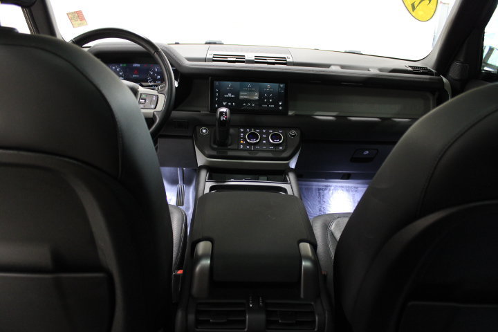 Used 2021 Land Rover Defender 110 X-Dynamic SE AWD/4WD image 32