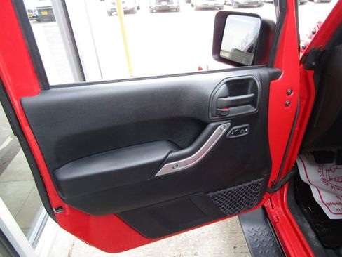 Used 2018 Jeep Wrangler Unlimited Sahara image 15