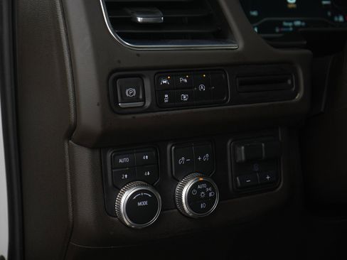 Used 2023 GMC Yukon XL SLT w/ SLT Luxury Package AWD/4WD image 25