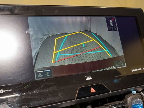 Used 2022 Toyota Venza XLE image 13