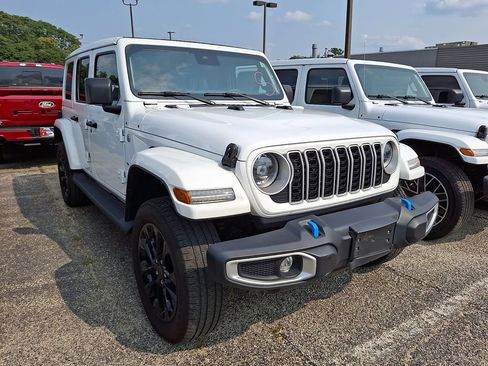 Used 2024 Jeep Wrangler Unlimited Sahara AWD/4WD image 3