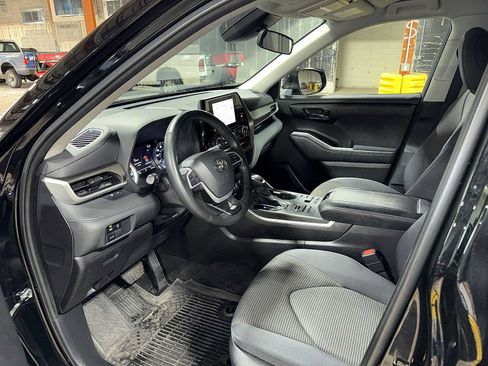 Used 2023 Toyota Highlander LE AWD/4WD image 29