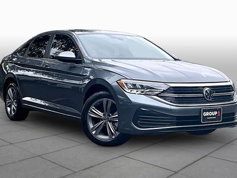 Used 2023 Volkswagen Jetta SE w/ Panoramic Sunroof Package FWD image 3