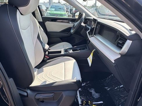 New 2025 Volkswagen Tiguan SE image 14