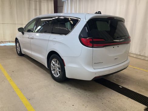 Used 2024 Chrysler Pacifica Touring-L image 4