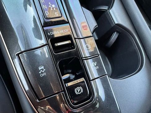 Certified 2025 Toyota Crown Signia AWD/4WD image 18