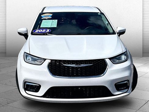 Used 2023 Chrysler Pacifica Touring-L FWD image 2