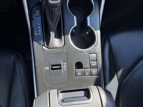 Used 2023 Toyota Highlander XLE image 32