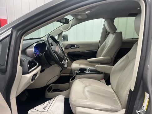 Used 2021 Chrysler Pacifica Touring-L FWD image 16