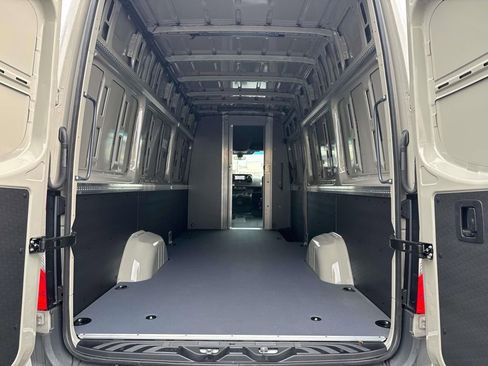 Used 2025 Mercedes-Benz Sprinter 2500 image 5