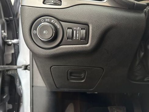 Used 2019 Jeep Cherokee Latitude Plus AWD/4WD image 27