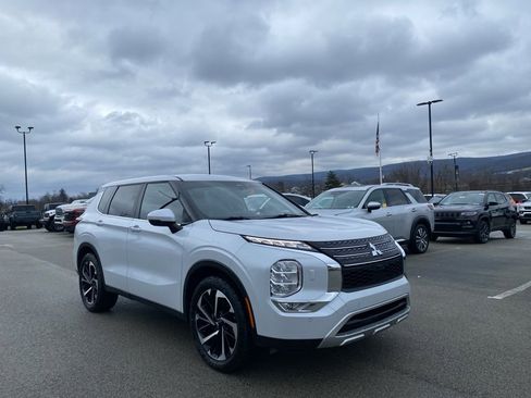 Used 2024 Mitsubishi Outlander SE image 1