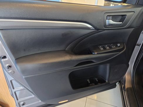 Used 2019 Toyota Highlander SE AWD/4WD image 14