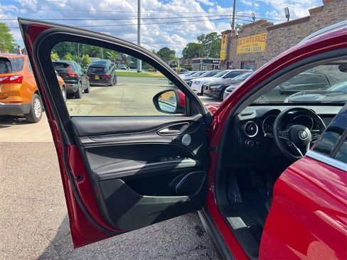 Used 2018 Alfa Romeo Stelvio AWD image 32