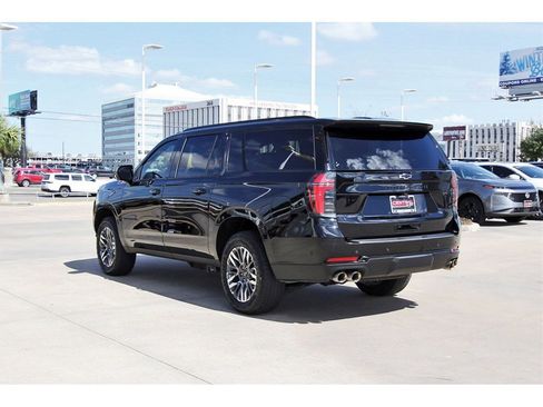 Used 2025 Chevrolet Suburban Z71 image 4