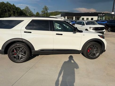 Used 2025 Ford Explorer ST-Line w/ Premium Package AWD/4WD image 9